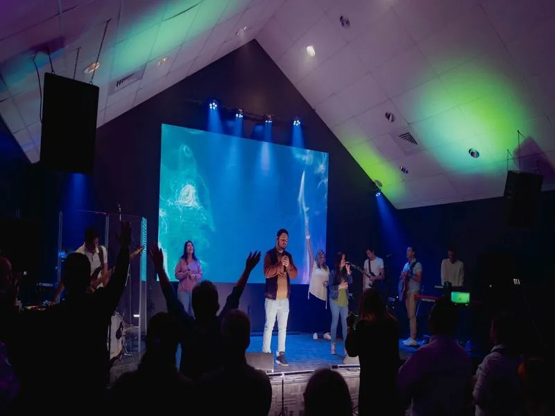 Concierto con pared led Willboard de fondo